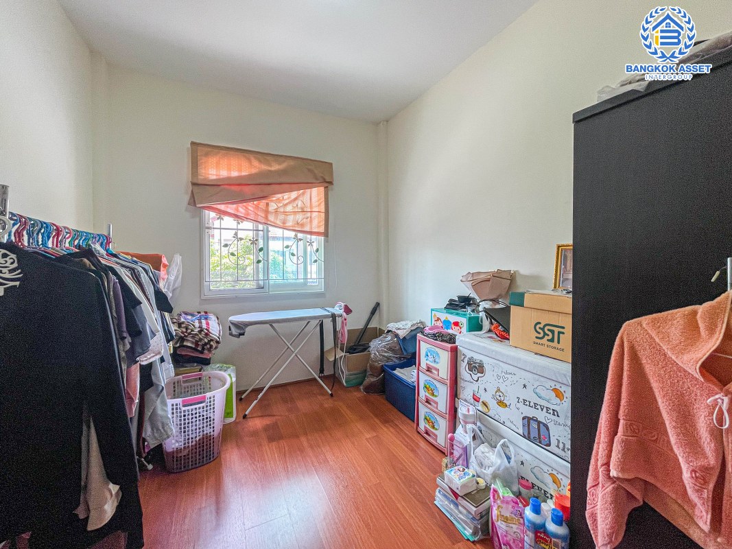 ทาวน์เฮ้าส์มือสองนนทบุรี ม.ไลโอ วงแหวน-ปิ่นเกล้า เนื้อที่ 17.1 ตร.ว บ้านเรียบง่ายมีสไตล์ พร้อมฟังก์ชัน 3 ห้องนอน 2 ห้องน้ำ 1 ที่จอดรถ สภาพดีพร้อมเข้าอยู่ ทำเลเยี่ยม เชื่อมต่อถนนกาญจนาภิเษก, ถนนประชาอุทิศ ใกล้ห้างสรรพสินค้ายอดนิยมอย่าง "เซ็นทรัลเวสเกต" และโครงการรถไฟฟ้าสายสีม่วง "สถานีตลาดบางใหญ่"