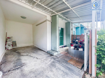 ทาวน์เฮ้าส์มือสองนนทบุรี ม.ไลโอ วงแหวน-ปิ่นเกล้า เนื้อที่ 17.1 ตร.ว บ้านเรียบง่ายมีสไตล์ พร้อมฟังก์ชัน 3 ห้องนอน 2 ห้องน้ำ 1 ที่จอดรถ สภาพดีพร้อมเข้าอยู่ ทำเลเยี่ยม เชื่อมต่อถนนกาญจนาภิเษก, ถนนประชาอุทิศ ใกล้ห้างสรรพสินค้ายอดนิยมอย่าง "เซ็นทรัลเวสเกต" และโครงการรถไฟฟ้าสายสีม่วง "สถานีตลาดบางใหญ่"