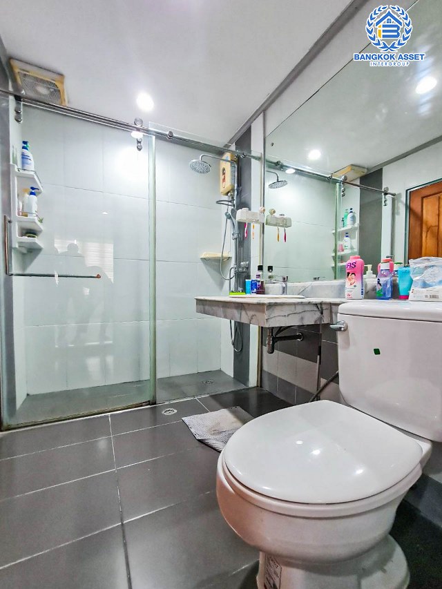 ทาวน์เฮ้าส์มือสองนนทบุรี ม.บุศรินทร์ วงแหวน-รัตนาธิเบศร์ เนื้อที่มากถึง 26 ตร.ว. ฟังก์ชัน 3 ห้องนอน 2 ห้องน้ำ 1 ที่จอดรถ พร้อมของแถมเพียบ! บ้านติดสวนส่วนกลาง บนทำเลแห่งการเดินทาง ใกล้รถไฟฟ้า "สถานีคลองบางไผ่" และจุดขึ้นทางด่วน "ศรีรัช"