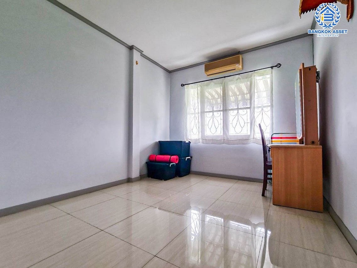 ทาวน์เฮ้าส์มือสองนนทบุรี ม.บุศรินทร์ วงแหวน-รัตนาธิเบศร์ เนื้อที่มากถึง 26 ตร.ว. ฟังก์ชัน 3 ห้องนอน 2 ห้องน้ำ 1 ที่จอดรถ พร้อมของแถมเพียบ! บ้านติดสวนส่วนกลาง บนทำเลแห่งการเดินทาง ใกล้รถไฟฟ้า "สถานีคลองบางไผ่" และจุดขึ้นทางด่วน "ศรีรัช"