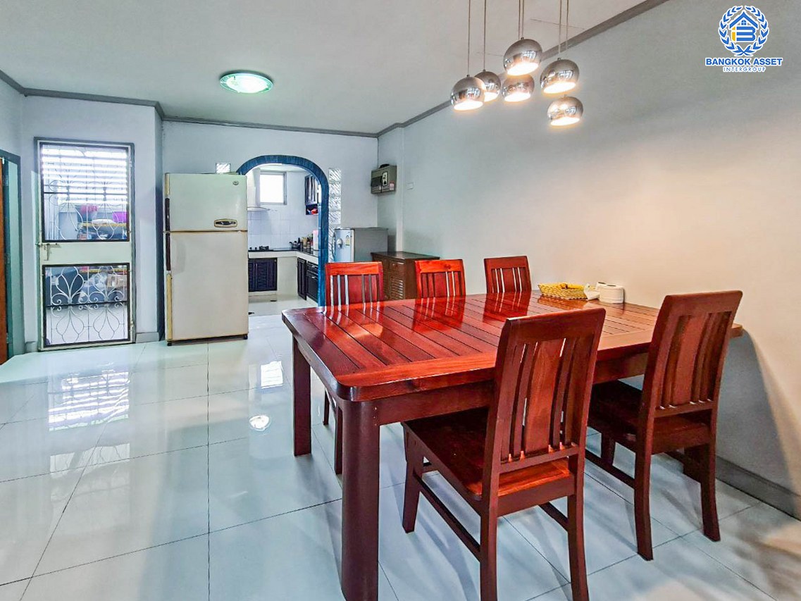 ทาวน์เฮ้าส์มือสองนนทบุรี ม.บุศรินทร์ วงแหวน-รัตนาธิเบศร์ เนื้อที่มากถึง 26 ตร.ว. ฟังก์ชัน 3 ห้องนอน 2 ห้องน้ำ 1 ที่จอดรถ พร้อมของแถมเพียบ! บ้านติดสวนส่วนกลาง บนทำเลแห่งการเดินทาง ใกล้รถไฟฟ้า "สถานีคลองบางไผ่" และจุดขึ้นทางด่วน "ศรีรัช"