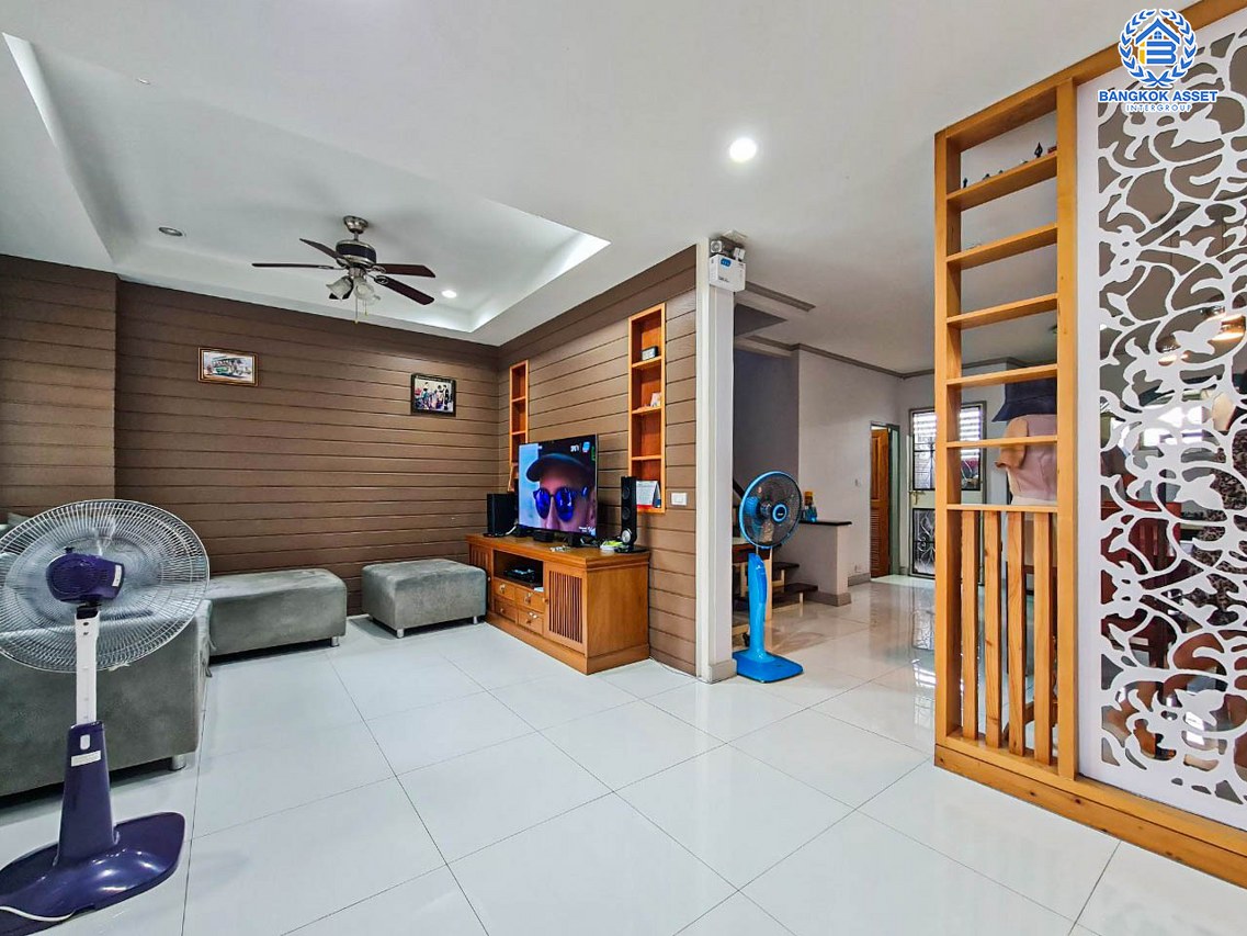 ทาวน์เฮ้าส์มือสองนนทบุรี ม.บุศรินทร์ วงแหวน-รัตนาธิเบศร์ เนื้อที่มากถึง 26 ตร.ว. ฟังก์ชัน 3 ห้องนอน 2 ห้องน้ำ 1 ที่จอดรถ พร้อมของแถมเพียบ! บ้านติดสวนส่วนกลาง บนทำเลแห่งการเดินทาง ใกล้รถไฟฟ้า "สถานีคลองบางไผ่" และจุดขึ้นทางด่วน "ศรีรัช"