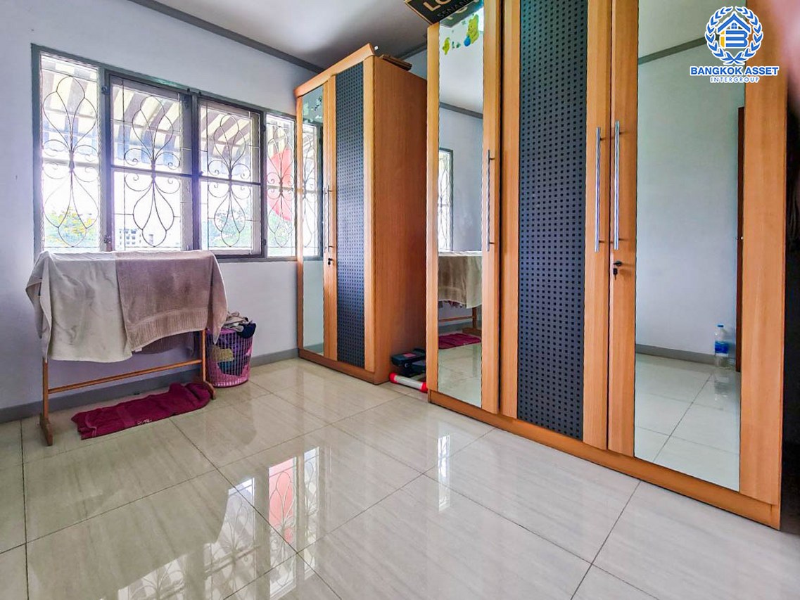 ทาวน์เฮ้าส์มือสองนนทบุรี ม.บุศรินทร์ วงแหวน-รัตนาธิเบศร์ เนื้อที่มากถึง 26 ตร.ว. ฟังก์ชัน 3 ห้องนอน 2 ห้องน้ำ 1 ที่จอดรถ พร้อมของแถมเพียบ! บ้านติดสวนส่วนกลาง บนทำเลแห่งการเดินทาง ใกล้รถไฟฟ้า "สถานีคลองบางไผ่" และจุดขึ้นทางด่วน "ศรีรัช"