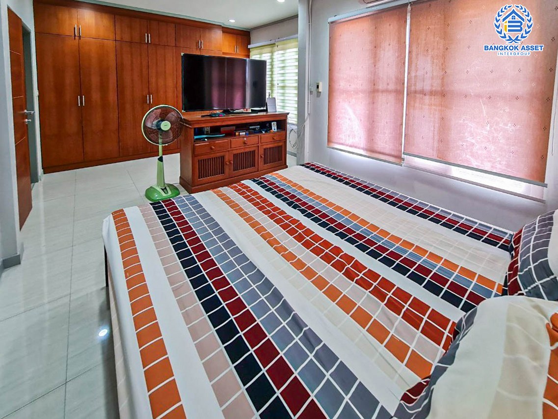 ทาวน์เฮ้าส์มือสองนนทบุรี ม.บุศรินทร์ วงแหวน-รัตนาธิเบศร์ เนื้อที่มากถึง 26 ตร.ว. ฟังก์ชัน 3 ห้องนอน 2 ห้องน้ำ 1 ที่จอดรถ พร้อมของแถมเพียบ! บ้านติดสวนส่วนกลาง บนทำเลแห่งการเดินทาง ใกล้รถไฟฟ้า "สถานีคลองบางไผ่" และจุดขึ้นทางด่วน "ศรีรัช"