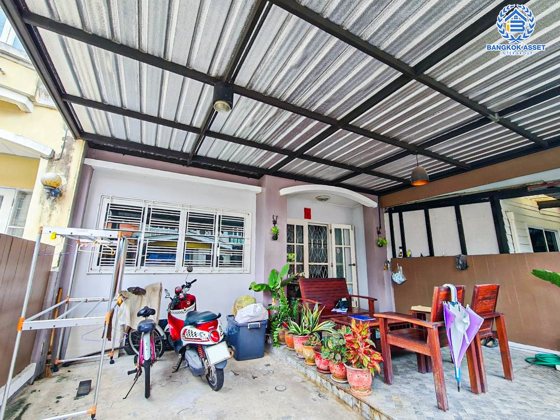 ทาวน์เฮ้าส์มือสองนนทบุรี ม.บุศรินทร์ วงแหวน-รัตนาธิเบศร์ เนื้อที่มากถึง 26 ตร.ว. ฟังก์ชัน 3 ห้องนอน 2 ห้องน้ำ 1 ที่จอดรถ พร้อมของแถมเพียบ! บ้านติดสวนส่วนกลาง บนทำเลแห่งการเดินทาง ใกล้รถไฟฟ้า "สถานีคลองบางไผ่" และจุดขึ้นทางด่วน "ศรีรัช"