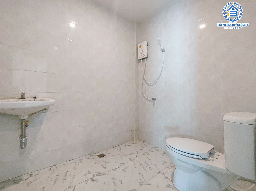 *****ทาวน์เฮ้าส์มือสองกรุงเทพมหานคร ม.รัตนชัยวิลล่า2 แจ้งวัฒนะ เนื้อที่ 51.8 ตร.ว หลังมุม สภาพสวยงาม พร้อมฟังก์ชัน 3 ห้องนอน 2 ห้องน้ำ 1 ที่จอดรถ เหมาะกับทุกการอยู่อาศัย เชื่อมต่อถนนหลายสาย ทำเลทอง! ใกล้สนามบินดอนเมืองและโครงการรถไฟฟ้าสายสีชมพู "สถานีทีโอที"