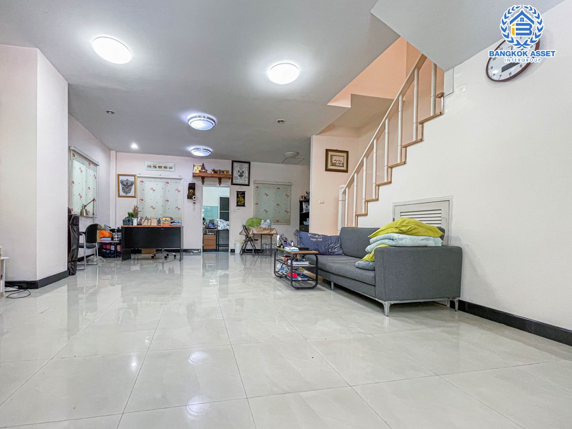 *****ทาวน์เฮ้าส์มือสอง นนทบุรี ม.ปริญลักษณ์ไลท์ พระราม5 เนื้อที่กว้างถึง 33.40 ตร.ว. ฟังก์ชัน 3 ห้องนอน 3 ห้องน้ำ 2 ที่จอดรถ หลังมุม ได้พื้นที่รอบบ้านกว้างขวาง บนทำเลติดถนนราชพฤกษ์ ใกล้รถไฟฟ้าสายสีม่วง "สถานีบางรักน้อยท่าอิฐ" และจุดขึ้นทางด่วน "ศรีรัช"