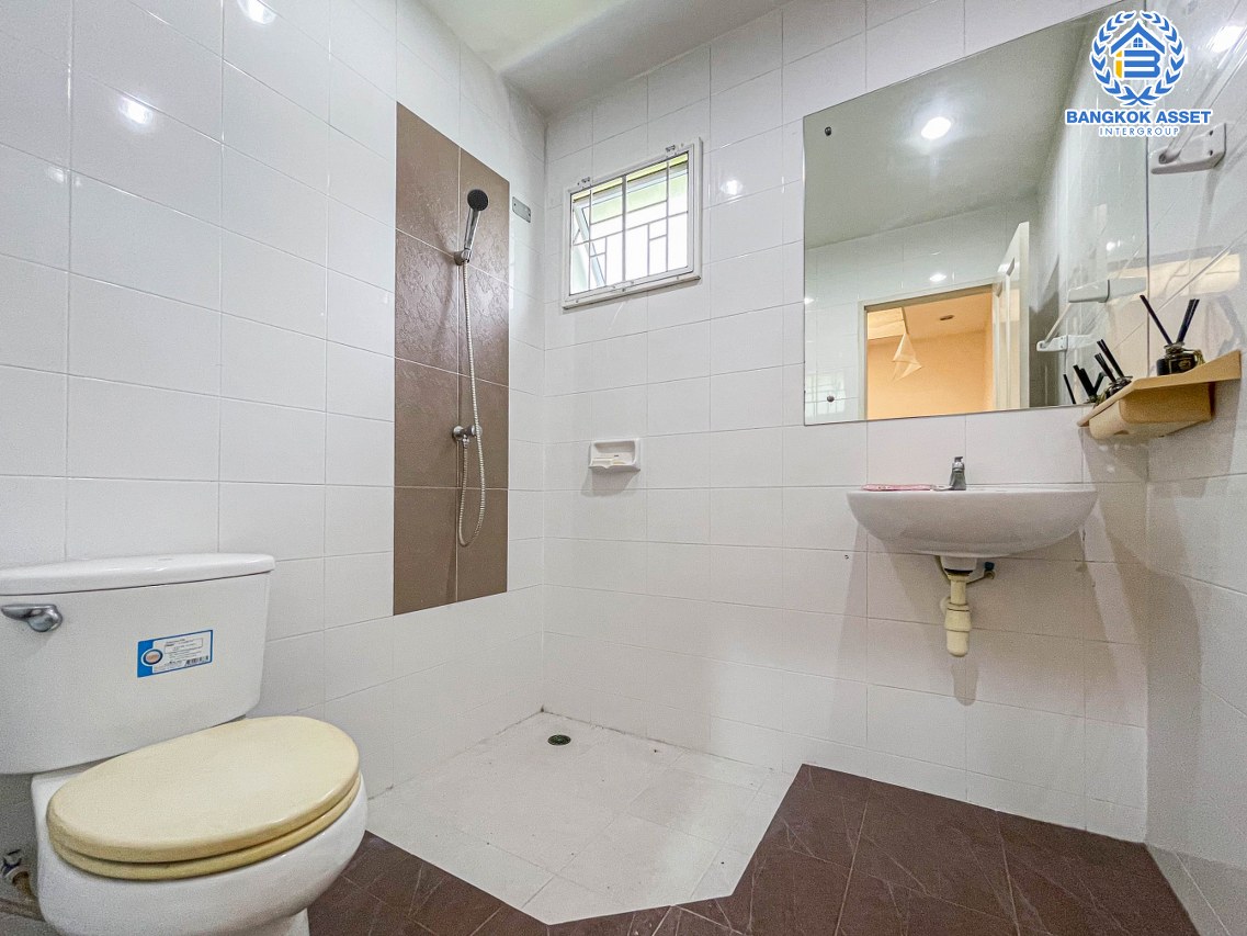 *****ทาวน์เฮ้าส์มือสอง นนทบุรี ม.ปริญลักษณ์ไลท์ พระราม5 เนื้อที่กว้างถึง 33.40 ตร.ว. ฟังก์ชัน 3 ห้องนอน 3 ห้องน้ำ 2 ที่จอดรถ หลังมุม ได้พื้นที่รอบบ้านกว้างขวาง บนทำเลติดถนนราชพฤกษ์ ใกล้รถไฟฟ้าสายสีม่วง "สถานีบางรักน้อยท่าอิฐ" และจุดขึ้นทางด่วน "ศรีรัช"