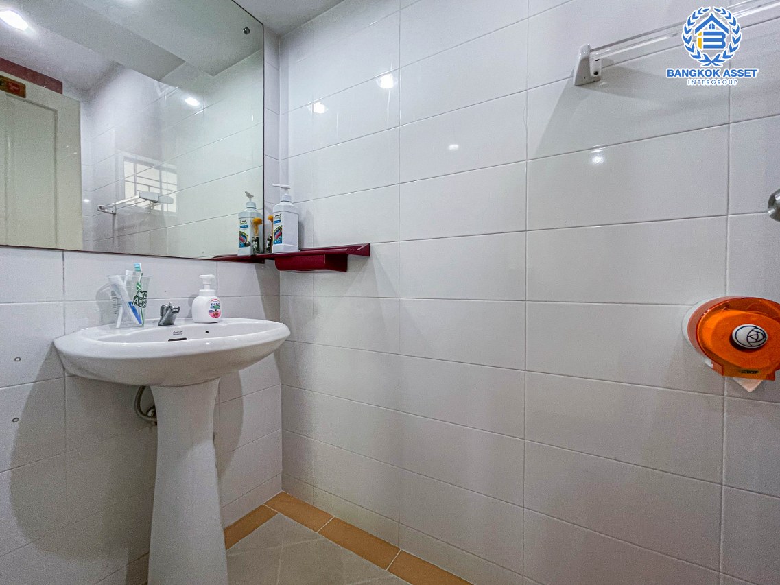 *****ทาวน์เฮ้าส์มือสอง นนทบุรี ม.ปริญลักษณ์ไลท์ พระราม5 เนื้อที่กว้างถึง 33.40 ตร.ว. ฟังก์ชัน 3 ห้องนอน 3 ห้องน้ำ 2 ที่จอดรถ หลังมุม ได้พื้นที่รอบบ้านกว้างขวาง บนทำเลติดถนนราชพฤกษ์ ใกล้รถไฟฟ้าสายสีม่วง "สถานีบางรักน้อยท่าอิฐ" และจุดขึ้นทางด่วน "ศรีรัช"