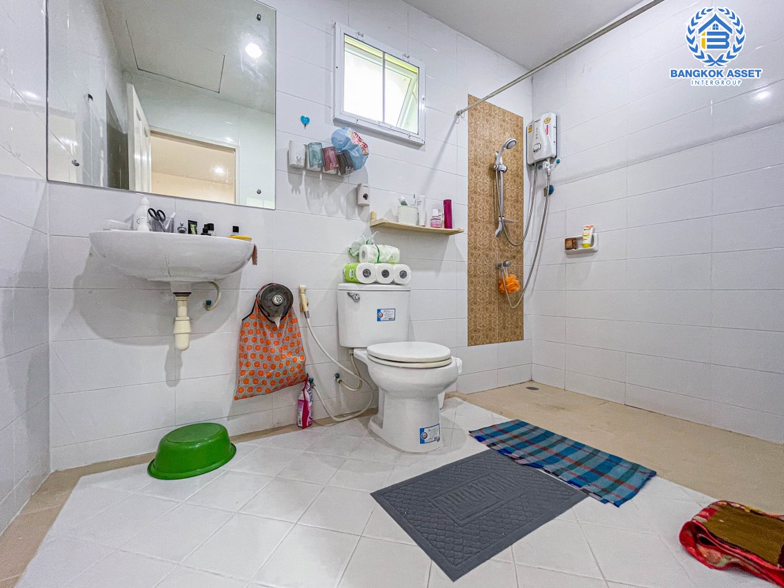 *****ทาวน์เฮ้าส์มือสอง นนทบุรี ม.ปริญลักษณ์ไลท์ พระราม5 เนื้อที่กว้างถึง 33.40 ตร.ว. ฟังก์ชัน 3 ห้องนอน 3 ห้องน้ำ 2 ที่จอดรถ หลังมุม ได้พื้นที่รอบบ้านกว้างขวาง บนทำเลติดถนนราชพฤกษ์ ใกล้รถไฟฟ้าสายสีม่วง "สถานีบางรักน้อยท่าอิฐ" และจุดขึ้นทางด่วน "ศรีรัช"