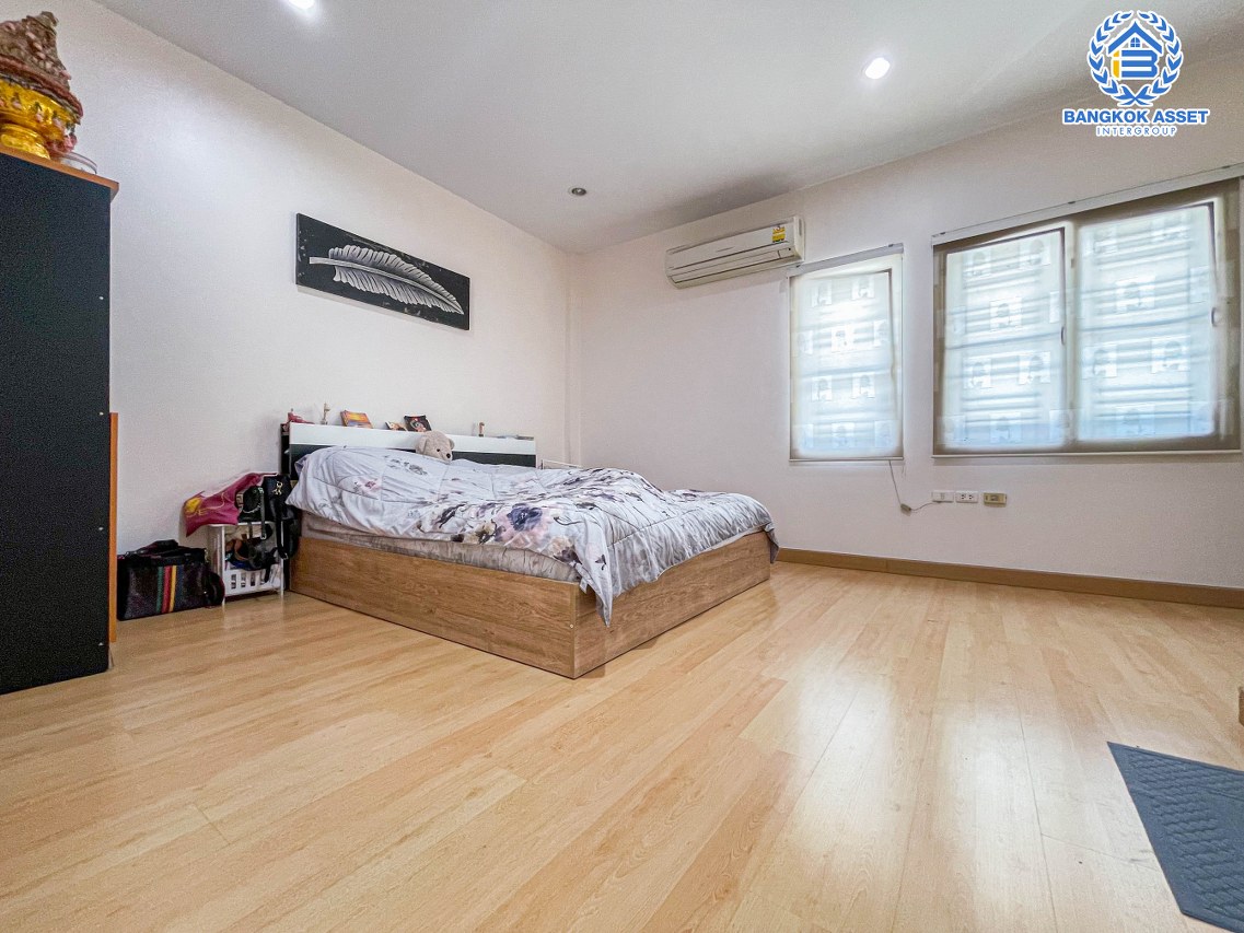 *****ทาวน์เฮ้าส์มือสอง นนทบุรี ม.ปริญลักษณ์ไลท์ พระราม5 เนื้อที่กว้างถึง 33.40 ตร.ว. ฟังก์ชัน 3 ห้องนอน 3 ห้องน้ำ 2 ที่จอดรถ หลังมุม ได้พื้นที่รอบบ้านกว้างขวาง บนทำเลติดถนนราชพฤกษ์ ใกล้รถไฟฟ้าสายสีม่วง "สถานีบางรักน้อยท่าอิฐ" และจุดขึ้นทางด่วน "ศรีรัช"