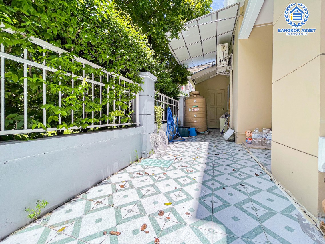 *****ทาวน์เฮ้าส์มือสอง นนทบุรี ม.ปริญลักษณ์ไลท์ พระราม5 เนื้อที่กว้างถึง 33.40 ตร.ว. ฟังก์ชัน 3 ห้องนอน 3 ห้องน้ำ 2 ที่จอดรถ หลังมุม ได้พื้นที่รอบบ้านกว้างขวาง บนทำเลติดถนนราชพฤกษ์ ใกล้รถไฟฟ้าสายสีม่วง "สถานีบางรักน้อยท่าอิฐ" และจุดขึ้นทางด่วน "ศรีรัช"