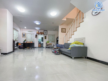 *****ทาวน์เฮ้าส์มือสอง นนทบุรี ม.ปริญลักษณ์ไลท์ พระราม5 เนื้อที่กว้างถึง 33.40 ตร.ว. ฟังก์ชัน 3 ห้องนอน 3 ห้องน้ำ 2 ที่จอดรถ หลังมุม ได้พื้นที่รอบบ้านกว้างขวาง บนทำเลติดถนนราชพฤกษ์ ใกล้รถไฟฟ้าสายสีม่วง "สถานีบางรักน้อยท่าอิฐ" และจุดขึ้นทางด่วน "ศรีรัช"