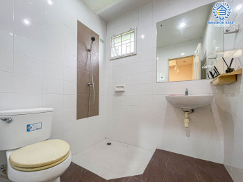 *****ทาวน์เฮ้าส์มือสอง นนทบุรี ม.ปริญลักษณ์ไลท์ พระราม5 เนื้อที่กว้างถึง 33.40 ตร.ว. ฟังก์ชัน 3 ห้องนอน 3 ห้องน้ำ 2 ที่จอดรถ หลังมุม ได้พื้นที่รอบบ้านกว้างขวาง บนทำเลติดถนนราชพฤกษ์ ใกล้รถไฟฟ้าสายสีม่วง "สถานีบางรักน้อยท่าอิฐ" และจุดขึ้นทางด่วน "ศรีรัช"