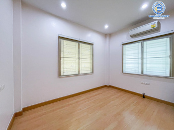 *****ทาวน์เฮ้าส์มือสอง นนทบุรี ม.ปริญลักษณ์ไลท์ พระราม5 เนื้อที่กว้างถึง 33.40 ตร.ว. ฟังก์ชัน 3 ห้องนอน 3 ห้องน้ำ 2 ที่จอดรถ หลังมุม ได้พื้นที่รอบบ้านกว้างขวาง บนทำเลติดถนนราชพฤกษ์ ใกล้รถไฟฟ้าสายสีม่วง "สถานีบางรักน้อยท่าอิฐ" และจุดขึ้นทางด่วน "ศรีรัช"