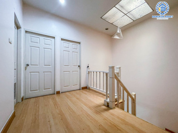 *****ทาวน์เฮ้าส์มือสอง นนทบุรี ม.ปริญลักษณ์ไลท์ พระราม5 เนื้อที่กว้างถึง 33.40 ตร.ว. ฟังก์ชัน 3 ห้องนอน 3 ห้องน้ำ 2 ที่จอดรถ หลังมุม ได้พื้นที่รอบบ้านกว้างขวาง บนทำเลติดถนนราชพฤกษ์ ใกล้รถไฟฟ้าสายสีม่วง "สถานีบางรักน้อยท่าอิฐ" และจุดขึ้นทางด่วน "ศรีรัช"