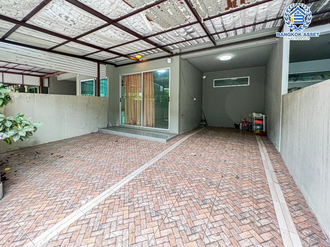 *****ทาวน์เฮ้าส์มือสองนนทบุรี โครงการพฤกษาไลท์ล็อกซ์ รัตนาธิเบศร์ เนื้อที่ 18.5 ตร.ว สภาพดี พร้อมเข้าอยู่! กับฟังก์ชัน 3 ห้องนอน 2 ห้องน้ำ 1 ที่จอดรถ ทำเลเยี่ยม ราคาถูก เข้า-ออกได้หลายช่องทาง ใกล้ห้างสรรพสินค้ายอดนิยมอย่าง "เซ็นทรัลเวสเกต" และโครงการรถไฟฟ้าสายสีม่วง "สถานีตลาดบางใหญ่"