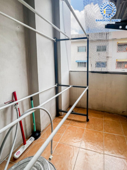 คอนโดมิเนียมมือสอง กรุงเทพมหานคร แฮปปี้คอนโด ดอนเมือง ห้องมุม เนื้อที่ 37.86 ตร.ว. ฟังก์ชัน 1 ห้องนอน 1 ห้องน้ำ 1 ที่จอดรถ พื้นที่ใช้สอยภายในกว้างขวาง แถม! เฟอร์นิเจอร์ครบพร้อมอยู่ บนทำเลเดินทางสะดวก เชื่อมต่อสนามบินดอนเมือง ใกล้รถไฟฟ้าสายสีแดง "สถานีดอนเมือง" และทางด่วน "อุตราภิมุข"