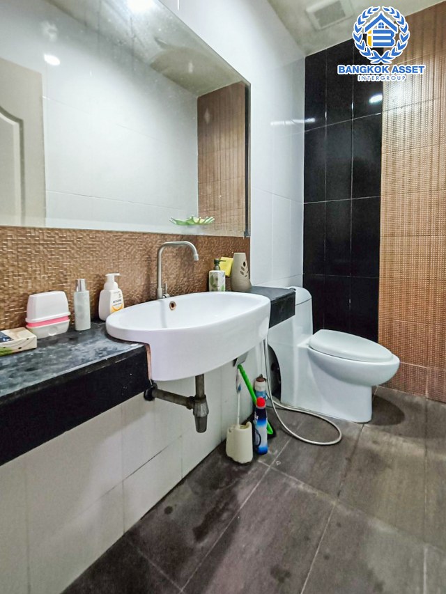 *****ทาวน์โฮมมือสอง นนทบุรี หมู่บ้านธาราดี ราชพฤกษ์ เนื้อที่กว้าง 21.90 ตร.ว. ฟังก์ชัน 3 ห้องนอน 4 ห้องน้ำ ที่จอดรถ 2 คัน บ้านสวย แต่งสไตล์โมเดิร์น แถมฟรี! เครื่องปรับอากาศ อยู่บนทำเลแห่งการเดินทาง เชื่อมต่อถนนราชพฤกษ์, ถนนติวานนท์ ใกล้รถไฟฟ้าสายสีม่วง "สถานีบางรักน้อยท่าอิฐ" และทางด่วน "ศรีรัช"