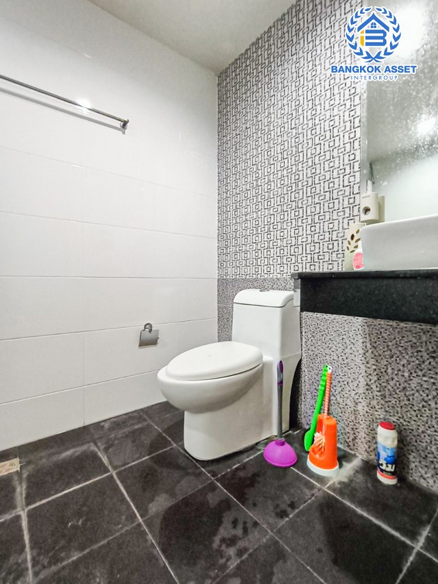 *****ทาวน์โฮมมือสอง นนทบุรี หมู่บ้านธาราดี ราชพฤกษ์ เนื้อที่กว้าง 21.90 ตร.ว. ฟังก์ชัน 3 ห้องนอน 4 ห้องน้ำ ที่จอดรถ 2 คัน บ้านสวย แต่งสไตล์โมเดิร์น แถมฟรี! เครื่องปรับอากาศ อยู่บนทำเลแห่งการเดินทาง เชื่อมต่อถนนราชพฤกษ์, ถนนติวานนท์ ใกล้รถไฟฟ้าสายสีม่วง "สถานีบางรักน้อยท่าอิฐ" และทางด่วน "ศรีรัช"