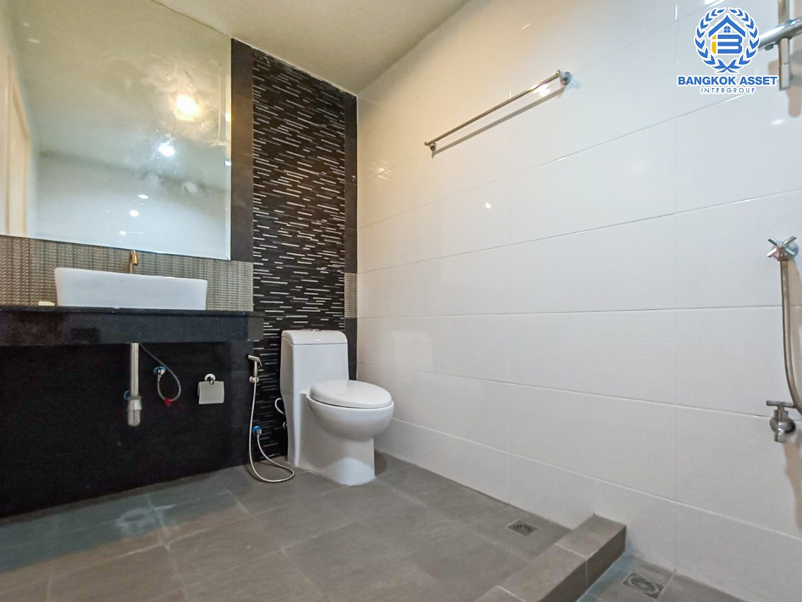 *****ทาวน์โฮมมือสอง นนทบุรี หมู่บ้านธาราดี ราชพฤกษ์ เนื้อที่กว้าง 21.90 ตร.ว. ฟังก์ชัน 3 ห้องนอน 4 ห้องน้ำ ที่จอดรถ 2 คัน บ้านสวย แต่งสไตล์โมเดิร์น แถมฟรี! เครื่องปรับอากาศ อยู่บนทำเลแห่งการเดินทาง เชื่อมต่อถนนราชพฤกษ์, ถนนติวานนท์ ใกล้รถไฟฟ้าสายสีม่วง "สถานีบางรักน้อยท่าอิฐ" และทางด่วน "ศรีรัช"