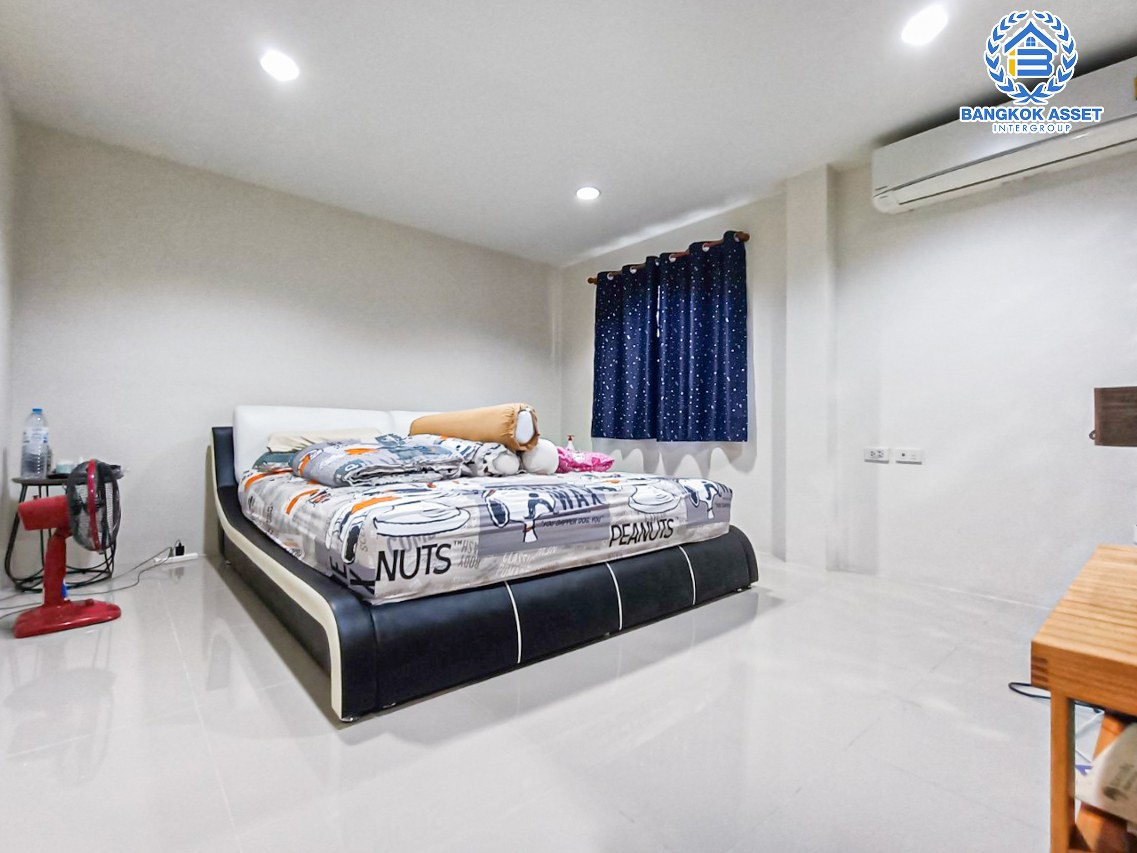 *****ทาวน์โฮมมือสอง นนทบุรี หมู่บ้านธาราดี ราชพฤกษ์ เนื้อที่กว้าง 21.90 ตร.ว. ฟังก์ชัน 3 ห้องนอน 4 ห้องน้ำ ที่จอดรถ 2 คัน บ้านสวย แต่งสไตล์โมเดิร์น แถมฟรี! เครื่องปรับอากาศ อยู่บนทำเลแห่งการเดินทาง เชื่อมต่อถนนราชพฤกษ์, ถนนติวานนท์ ใกล้รถไฟฟ้าสายสีม่วง "สถานีบางรักน้อยท่าอิฐ" และทางด่วน "ศรีรัช"