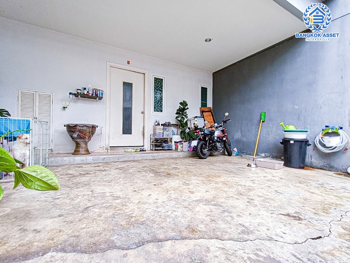 *****ทาวน์โฮมมือสอง นนทบุรี หมู่บ้านธาราดี ราชพฤกษ์ เนื้อที่กว้าง 21.90 ตร.ว. ฟังก์ชัน 3 ห้องนอน 4 ห้องน้ำ ที่จอดรถ 2 คัน บ้านสวย แต่งสไตล์โมเดิร์น แถมฟรี! เครื่องปรับอากาศ อยู่บนทำเลแห่งการเดินทาง เชื่อมต่อถนนราชพฤกษ์, ถนนติวานนท์ ใกล้รถไฟฟ้าสายสีม่วง "สถานีบางรักน้อยท่าอิฐ" และทางด่วน "ศรีรัช"