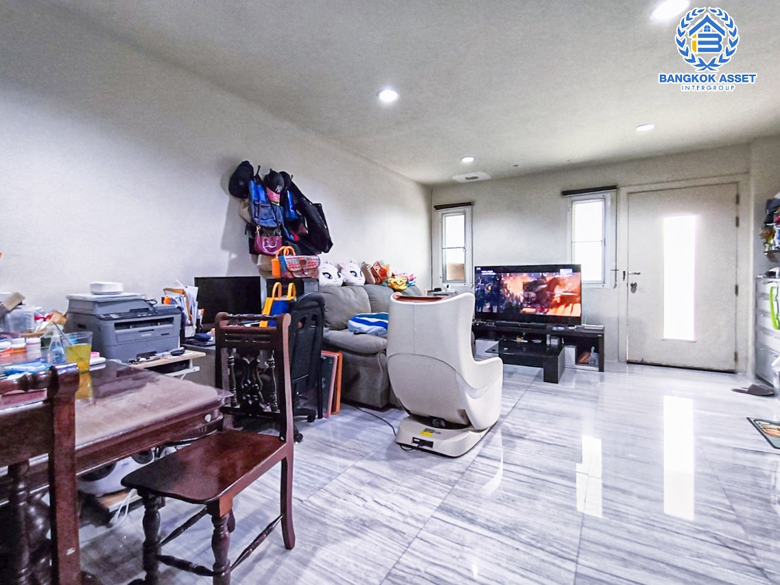 *****ทาวน์โฮมมือสอง นนทบุรี หมู่บ้านธาราดี ราชพฤกษ์ เนื้อที่กว้าง 21.90 ตร.ว. ฟังก์ชัน 3 ห้องนอน 4 ห้องน้ำ ที่จอดรถ 2 คัน บ้านสวย แต่งสไตล์โมเดิร์น แถมฟรี! เครื่องปรับอากาศ อยู่บนทำเลแห่งการเดินทาง เชื่อมต่อถนนราชพฤกษ์, ถนนติวานนท์ ใกล้รถไฟฟ้าสายสีม่วง "สถานีบางรักน้อยท่าอิฐ" และทางด่วน "ศรีรัช"