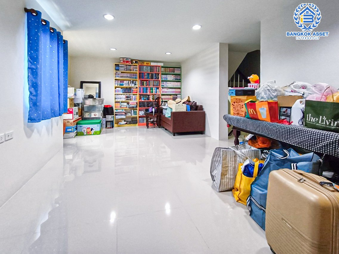 *****ทาวน์โฮมมือสอง นนทบุรี หมู่บ้านธาราดี ราชพฤกษ์ เนื้อที่กว้าง 21.90 ตร.ว. ฟังก์ชัน 3 ห้องนอน 4 ห้องน้ำ ที่จอดรถ 2 คัน บ้านสวย แต่งสไตล์โมเดิร์น แถมฟรี! เครื่องปรับอากาศ อยู่บนทำเลแห่งการเดินทาง เชื่อมต่อถนนราชพฤกษ์, ถนนติวานนท์ ใกล้รถไฟฟ้าสายสีม่วง "สถานีบางรักน้อยท่าอิฐ" และทางด่วน "ศรีรัช"