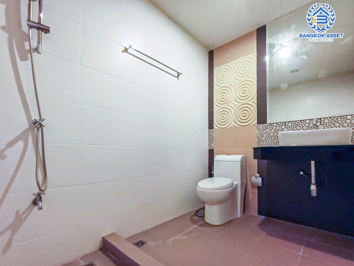 *****ทาวน์โฮมมือสอง นนทบุรี หมู่บ้านธาราดี ราชพฤกษ์ เนื้อที่กว้าง 21.90 ตร.ว. ฟังก์ชัน 3 ห้องนอน 4 ห้องน้ำ ที่จอดรถ 2 คัน บ้านสวย แต่งสไตล์โมเดิร์น แถมฟรี! เครื่องปรับอากาศ อยู่บนทำเลแห่งการเดินทาง เชื่อมต่อถนนราชพฤกษ์, ถนนติวานนท์ ใกล้รถไฟฟ้าสายสีม่วง "สถานีบางรักน้อยท่าอิฐ" และทางด่วน "ศรีรัช"