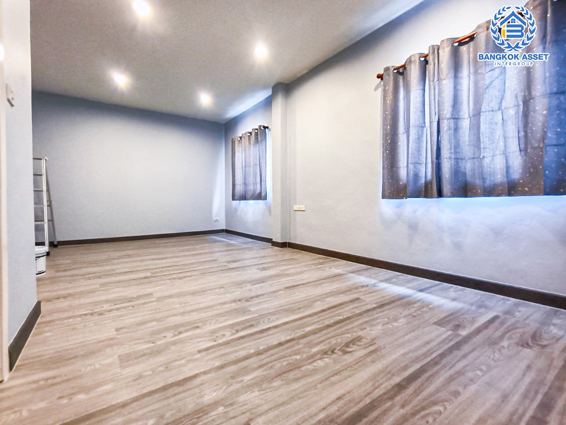 *****ทาวน์โฮมมือสอง นนทบุรี หมู่บ้านธาราดี ราชพฤกษ์ เนื้อที่กว้าง 21.90 ตร.ว. ฟังก์ชัน 3 ห้องนอน 4 ห้องน้ำ ที่จอดรถ 2 คัน บ้านสวย แต่งสไตล์โมเดิร์น แถมฟรี! เครื่องปรับอากาศ อยู่บนทำเลแห่งการเดินทาง เชื่อมต่อถนนราชพฤกษ์, ถนนติวานนท์ ใกล้รถไฟฟ้าสายสีม่วง "สถานีบางรักน้อยท่าอิฐ" และทางด่วน "ศรีรัช"