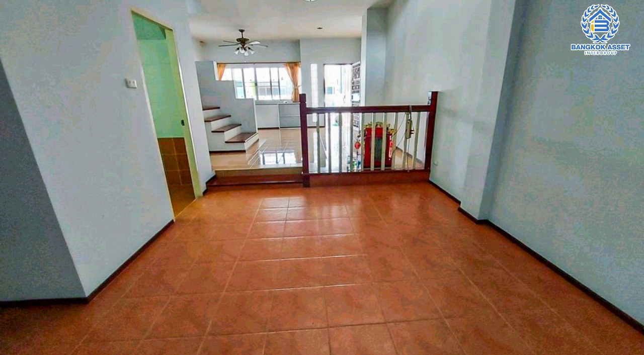 ทาวน์โฮมมือสองนนทบุรี โครงการ สวนนนท์วิลล์ รัตนาธิเบศร์ เนื้อที่กว้างขวาง 24.1 ตร.ว. ฟังก์ชัน 3 ห้องนอน 3 ห้องน้ำ 2 ที่จอดรถ บ้านสภาพใหม่ บนทำเลดี เชื่อมต่อหลายเส้นทาง เพียง 10 นาทีก็ถึงรถไฟฟ้าสายสีม่วง "สถานีไทรม้า" ราคาดีที่สุดในทำเลท่าอิฐ ห้ามพลาด!!