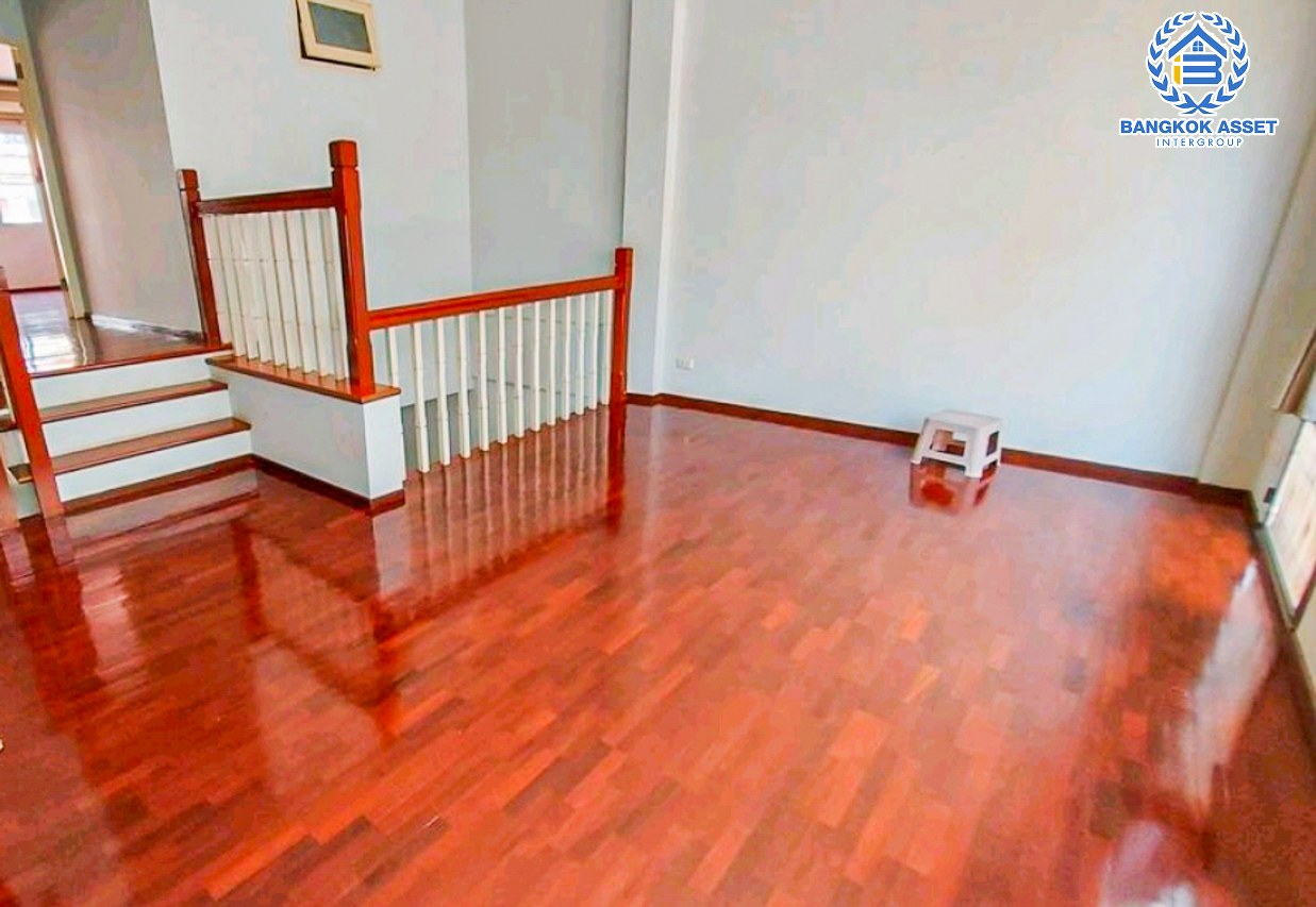 ทาวน์โฮมมือสองนนทบุรี โครงการ สวนนนท์วิลล์ รัตนาธิเบศร์ เนื้อที่กว้างขวาง 24.1 ตร.ว. ฟังก์ชัน 3 ห้องนอน 3 ห้องน้ำ 2 ที่จอดรถ บ้านสภาพใหม่ บนทำเลดี เชื่อมต่อหลายเส้นทาง เพียง 10 นาทีก็ถึงรถไฟฟ้าสายสีม่วง "สถานีไทรม้า" ราคาดีที่สุดในทำเลท่าอิฐ ห้ามพลาด!!