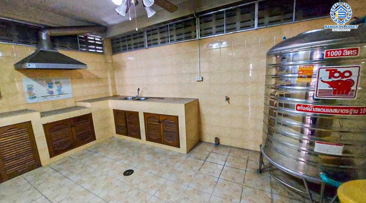 ทาวน์โฮมมือสองนนทบุรี โครงการ สวนนนท์วิลล์ รัตนาธิเบศร์ เนื้อที่กว้างขวาง 24.1 ตร.ว. ฟังก์ชัน 3 ห้องนอน 3 ห้องน้ำ 2 ที่จอดรถ บ้านสภาพใหม่ บนทำเลดี เชื่อมต่อหลายเส้นทาง เพียง 10 นาทีก็ถึงรถไฟฟ้าสายสีม่วง "สถานีไทรม้า" ราคาดีที่สุดในทำเลท่าอิฐ ห้ามพลาด!!