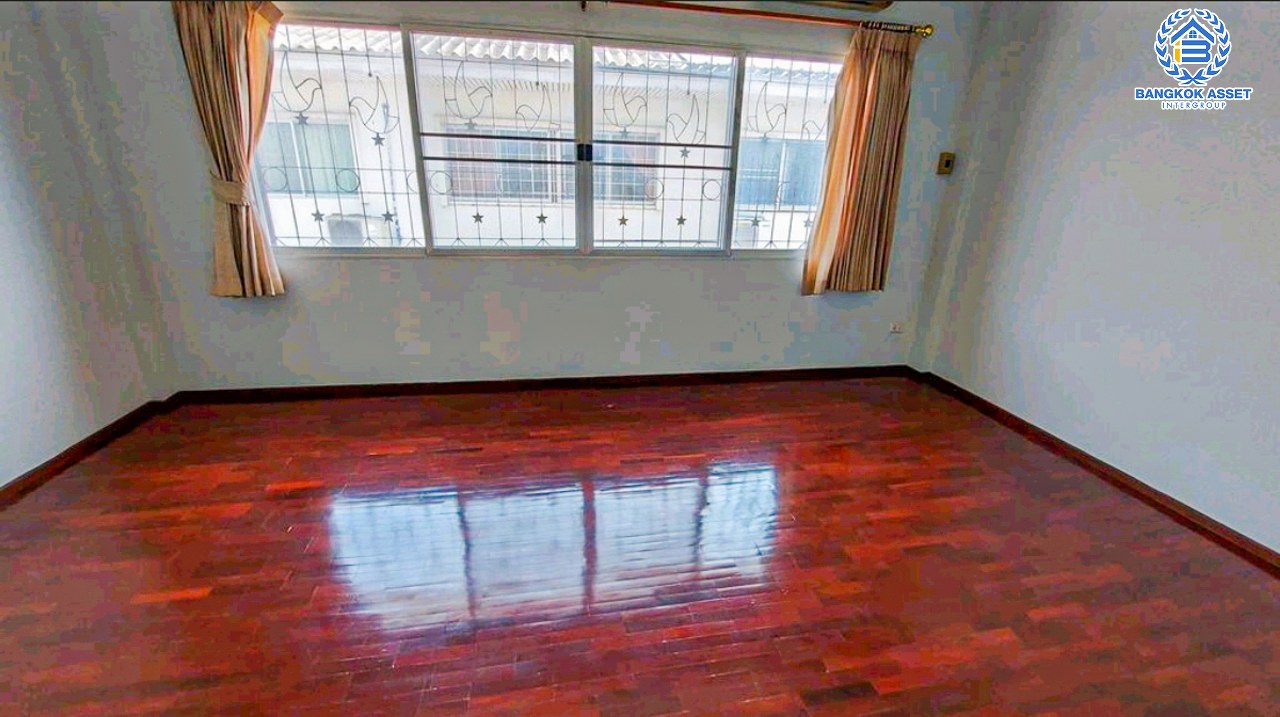 ทาวน์โฮมมือสองนนทบุรี โครงการ สวนนนท์วิลล์ รัตนาธิเบศร์ เนื้อที่กว้างขวาง 24.1 ตร.ว. ฟังก์ชัน 3 ห้องนอน 3 ห้องน้ำ 2 ที่จอดรถ บ้านสภาพใหม่ บนทำเลดี เชื่อมต่อหลายเส้นทาง เพียง 10 นาทีก็ถึงรถไฟฟ้าสายสีม่วง "สถานีไทรม้า" ราคาดีที่สุดในทำเลท่าอิฐ ห้ามพลาด!!