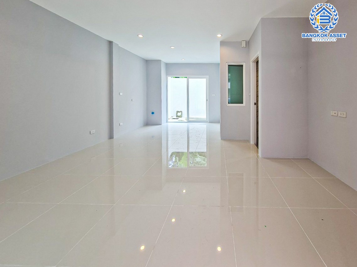 *****ทาวน์เฮ้าส์มือสอง นนทบุรี หมู่บ้าน เฌอ งามวงศ์วาน-ประชาชื่น เนื้อที่ 20.70 ตร.ว. ฟังก์ชัน 4 ห้องนอน 2 ห้องน้ำ ที่จอดรถ 2 คัน สภาพภายในสวยเหมือนบ้านใหม่ พร้อมอยู่ เข้า-ออกได้หลายเส้นทาง ทั้งถนนประชาชื่น, ถนนติวานนท์, ถนนรัชดาภิเษก รถไฟฟ้าสายสีม่วง "สถานีกระทรวงสาธารณสุข" จองเลย!