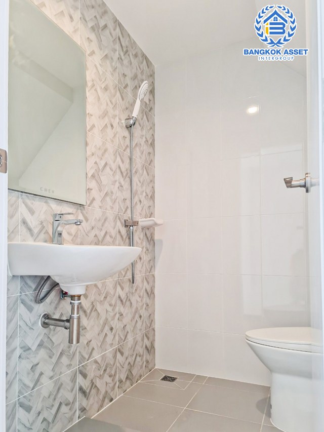 *****ทาวน์เฮ้าส์มือสอง นนทบุรี หมู่บ้าน เฌอ งามวงศ์วาน-ประชาชื่น เนื้อที่ 20.70 ตร.ว. ฟังก์ชัน 4 ห้องนอน 2 ห้องน้ำ ที่จอดรถ 2 คัน สภาพภายในสวยเหมือนบ้านใหม่ พร้อมอยู่ เข้า-ออกได้หลายเส้นทาง ทั้งถนนประชาชื่น, ถนนติวานนท์, ถนนรัชดาภิเษก รถไฟฟ้าสายสีม่วง "สถานีกระทรวงสาธารณสุข" จองเลย!