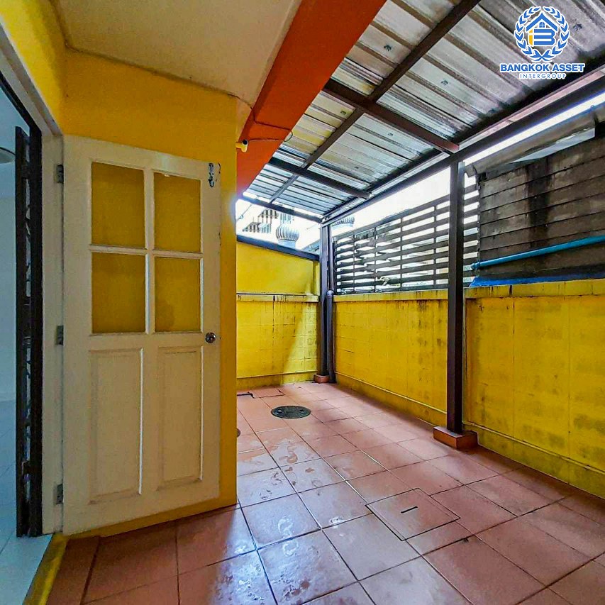 *****ทาวน์เฮ้าส์มือสองนนทบุรี โครงการ บุศรินทร์ วงแหวน-รัตนาธิเบศร์ เนื้อที่กว้างขวางถึง 26.2 ตร.ว. ฟังก์ชัน 3 ห้องนอน 2 ห้องน้ำ 2 ที่จอดรถ แถมฟรี! 1 เครื่องปรับอากาศ บนทำเลเดินทางสะดวก ใกล้รถไฟฟ้า "สถานีคลองบางไผ่" และจุดขึ้นทางด่วน "แจ้งวัฒนะ" จองเลย!