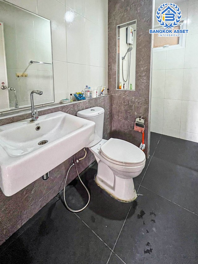 บ้านแฝดมือสองปทุมธานี โครงการ ปิ่นฤทัย รังสิต-นครนายก เนื้อที่กว้างถึง 35 ตร.ว. ฟังก์ชัน 2 ห้องนอน 2 ห้องน้ำ 1 ที่จอดรถ แถมฟรี! 4 เครื่องปรับอากาศ, 1 เครื่องทำน้ำอุ่น บนทำเลดี เชื่อมต่อถนนคลองหลวง, ถนนคลองสาม, ถนนวงแหวนรอบนอก, ถนนรังสิต-นครนายก...