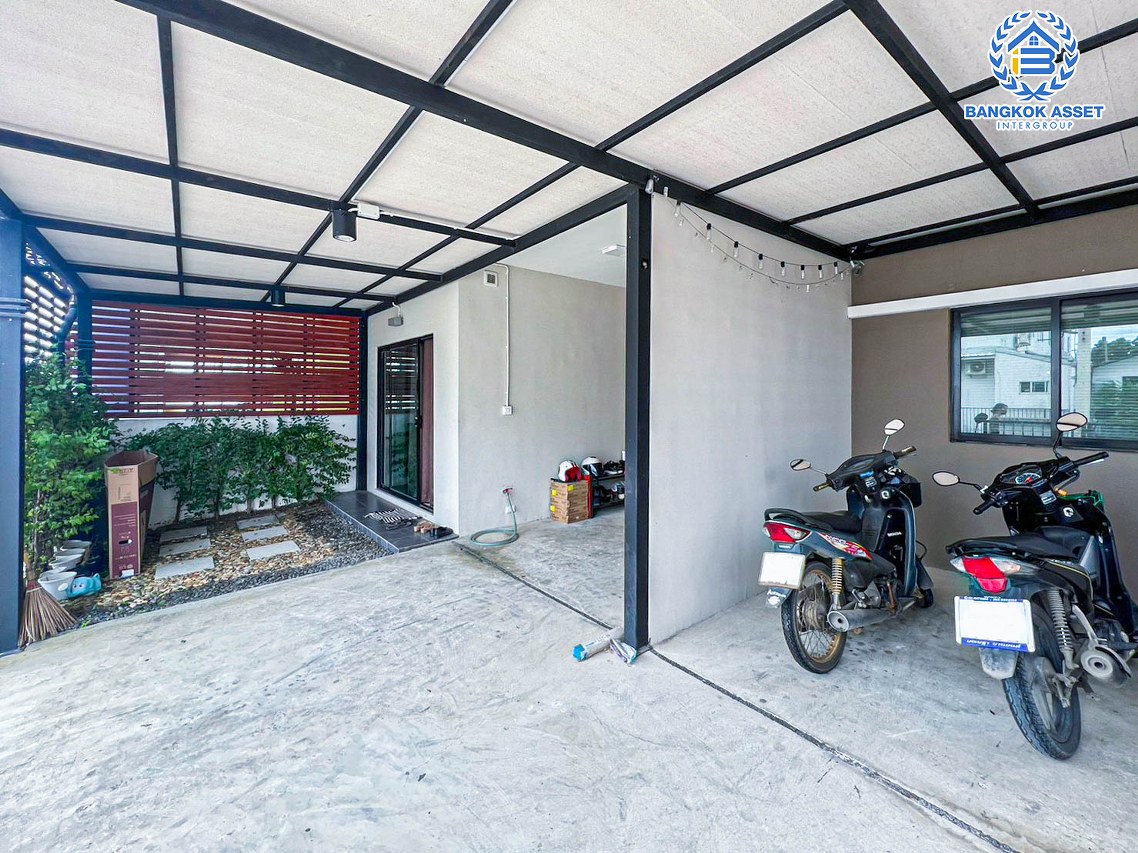 *****ทาวน์เฮ้าส์มือสองปทุมธานี โครงการ เดอะคอนเนค49 รังสิต-คลองสอง #หลังมุม เนื้อที่กว้างถึง 27.4 ตร.ว. ฟังก์ชัน 4 ห้องนอน 2 ห้องน้ำ 2 ที่จอดรถ บ้านสภาพใหม่ น่าอยู่มาก บนทำเลแห่งการเดินทาง ใกล้รถไฟฟ้าสายสีแดง "สถานีมหาวิทยาลัยธรรมศาสตร์" และทางด่วน "ดอนเมืองโทลเวย์"