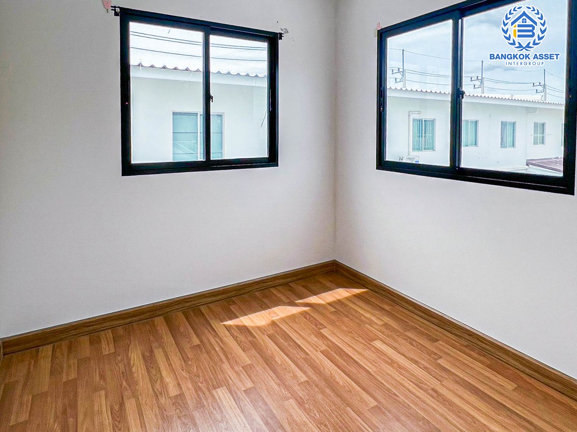 *****ทาวน์เฮ้าส์มือสองปทุมธานี โครงการ เดอะคอนเนค49 รังสิต-คลองสอง #หลังมุม เนื้อที่กว้างถึง 27.4 ตร.ว. ฟังก์ชัน 4 ห้องนอน 2 ห้องน้ำ 2 ที่จอดรถ บ้านสภาพใหม่ น่าอยู่มาก บนทำเลแห่งการเดินทาง ใกล้รถไฟฟ้าสายสีแดง "สถานีมหาวิทยาลัยธรรมศาสตร์" และทางด่วน "ดอนเมืองโทลเวย์"