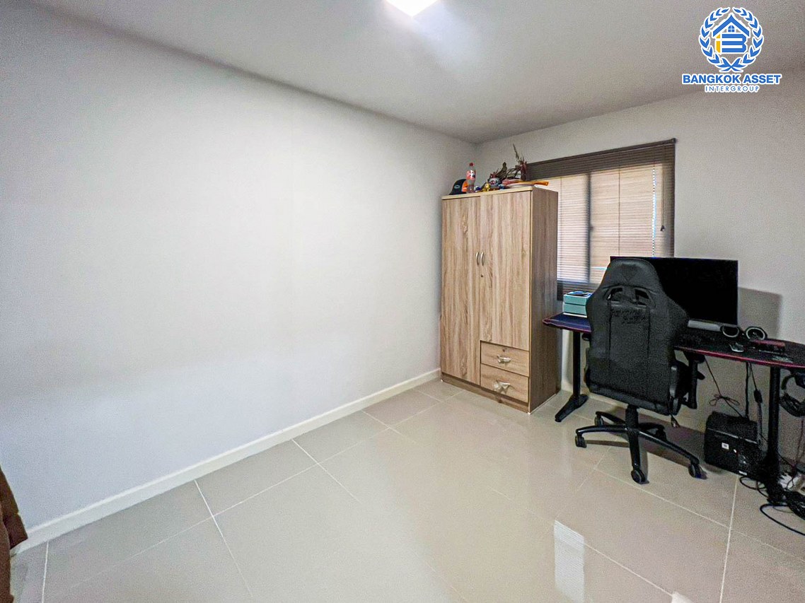 *****ทาวน์เฮ้าส์มือสองปทุมธานี โครงการ เดอะคอนเนค49 รังสิต-คลองสอง #หลังมุม เนื้อที่กว้างถึง 27.4 ตร.ว. ฟังก์ชัน 4 ห้องนอน 2 ห้องน้ำ 2 ที่จอดรถ บ้านสภาพใหม่ น่าอยู่มาก บนทำเลแห่งการเดินทาง ใกล้รถไฟฟ้าสายสีแดง "สถานีมหาวิทยาลัยธรรมศาสตร์" และทางด่วน "ดอนเมืองโทลเวย์"