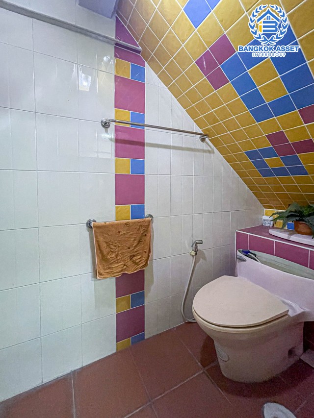 อาคารพาณิชย์มือสอง 4 ชั้น ติดถนนวงศ์สว่าง ทำเลดีตั้งอยู่บนย่านชุมชน เหมาะกับการลงทุนทำธุรกิจ ภายในสวยพร้อมเข้าอยู่ เนื้อที่ 15.50 ตร.ว. ฟังก์ชัน 4 ห้องนอน  เดินทางง่ายเข้า-ออกได้ทั้ง ถนนวงศ์สว่าง, รัตนาธิเบศร์, ถนนประชาชื่น ใกล้ทางด่วน "ศรีรัช"