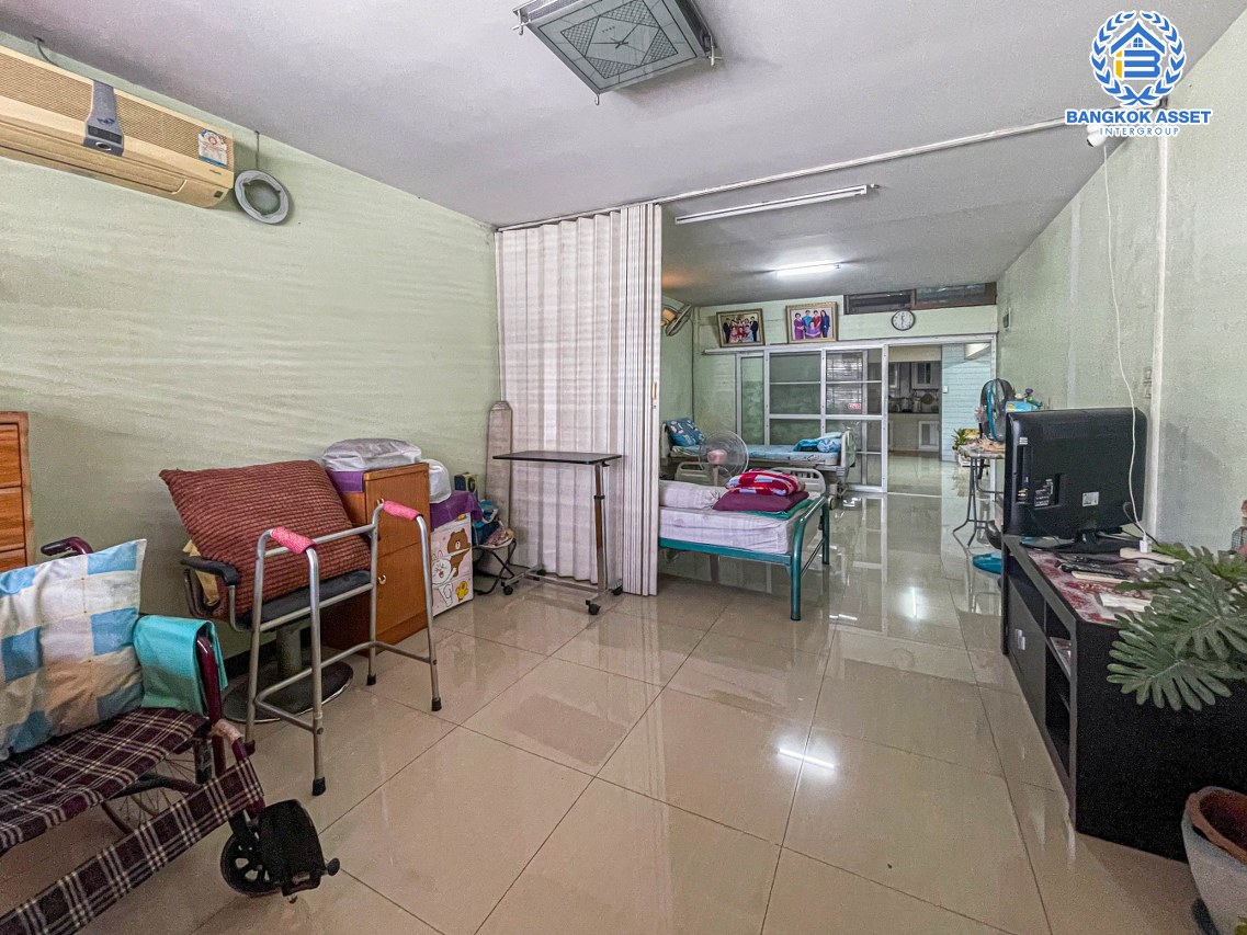 อาคารพาณิชย์มือสอง 4 ชั้น ติดถนนวงศ์สว่าง ทำเลดีตั้งอยู่บนย่านชุมชน เหมาะกับการลงทุนทำธุรกิจ ภายในสวยพร้อมเข้าอยู่ เนื้อที่ 15.50 ตร.ว. ฟังก์ชัน 4 ห้องนอน  เดินทางง่ายเข้า-ออกได้ทั้ง ถนนวงศ์สว่าง, รัตนาธิเบศร์, ถนนประชาชื่น ใกล้ทางด่วน "ศรีรัช"