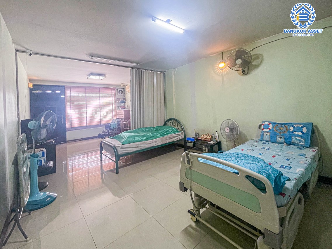 อาคารพาณิชย์มือสอง 4 ชั้น ติดถนนวงศ์สว่าง ทำเลดีตั้งอยู่บนย่านชุมชน เหมาะกับการลงทุนทำธุรกิจ ภายในสวยพร้อมเข้าอยู่ เนื้อที่ 15.50 ตร.ว. ฟังก์ชัน 4 ห้องนอน  เดินทางง่ายเข้า-ออกได้ทั้ง ถนนวงศ์สว่าง, รัตนาธิเบศร์, ถนนประชาชื่น ใกล้ทางด่วน "ศรีรัช"