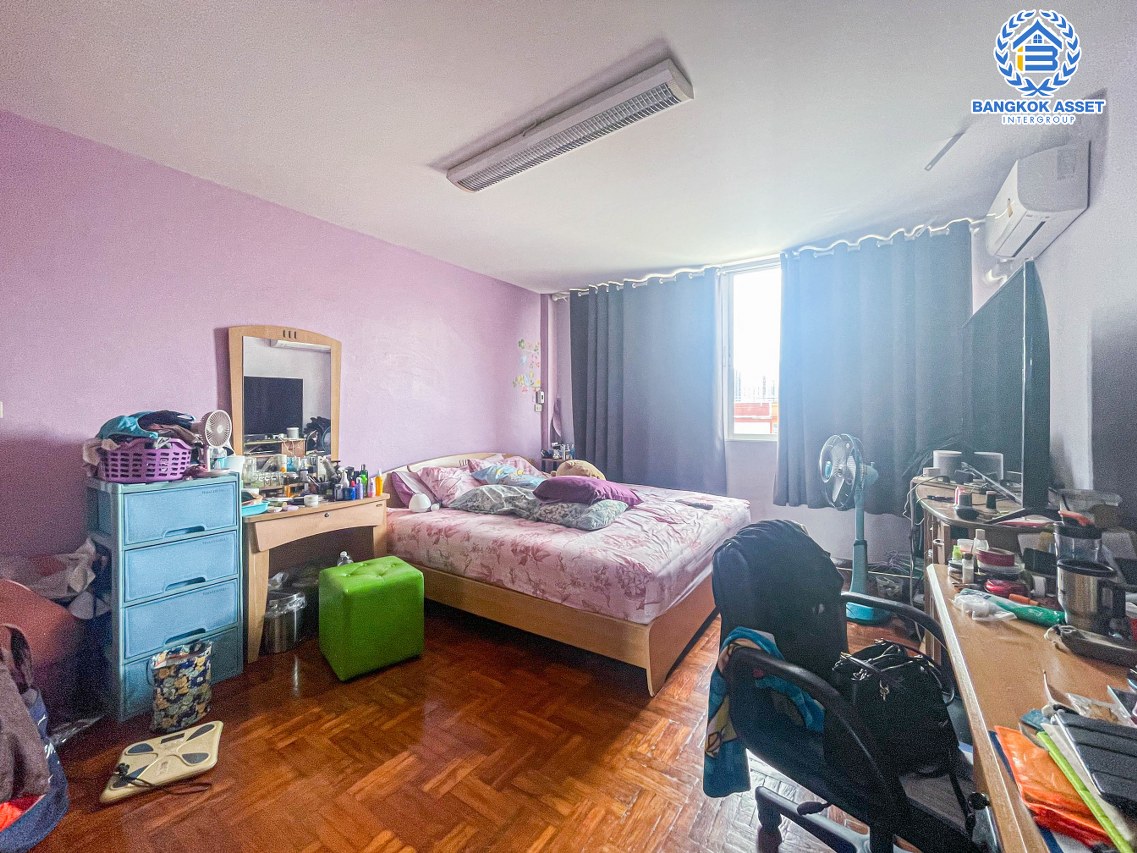 อาคารพาณิชย์มือสอง 4 ชั้น ติดถนนวงศ์สว่าง ทำเลดีตั้งอยู่บนย่านชุมชน เหมาะกับการลงทุนทำธุรกิจ ภายในสวยพร้อมเข้าอยู่ เนื้อที่ 15.50 ตร.ว. ฟังก์ชัน 4 ห้องนอน  เดินทางง่ายเข้า-ออกได้ทั้ง ถนนวงศ์สว่าง, รัตนาธิเบศร์, ถนนประชาชื่น ใกล้ทางด่วน "ศรีรัช"