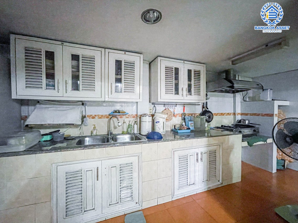 อาคารพาณิชย์มือสอง 4 ชั้น ติดถนนวงศ์สว่าง ทำเลดีตั้งอยู่บนย่านชุมชน เหมาะกับการลงทุนทำธุรกิจ ภายในสวยพร้อมเข้าอยู่ เนื้อที่ 15.50 ตร.ว. ฟังก์ชัน 4 ห้องนอน  เดินทางง่ายเข้า-ออกได้ทั้ง ถนนวงศ์สว่าง, รัตนาธิเบศร์, ถนนประชาชื่น ใกล้ทางด่วน "ศรีรัช"