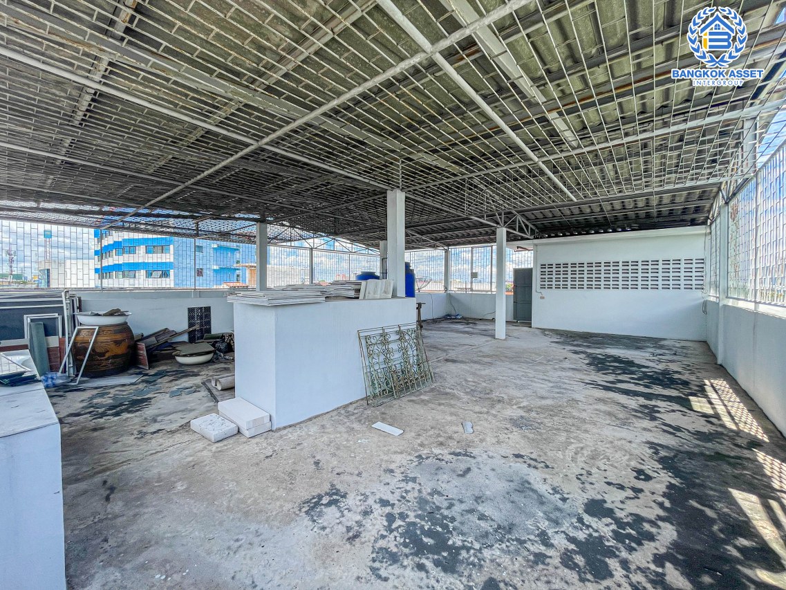 อาคารพาณิชย์มือสอง 4 ชั้น ติดถนนวงศ์สว่าง ทำเลดีตั้งอยู่บนย่านชุมชน เหมาะกับการลงทุนทำธุรกิจ ภายในสวยพร้อมเข้าอยู่ เนื้อที่ 15.50 ตร.ว. ฟังก์ชัน 4 ห้องนอน  เดินทางง่ายเข้า-ออกได้ทั้ง ถนนวงศ์สว่าง, รัตนาธิเบศร์, ถนนประชาชื่น ใกล้ทางด่วน "ศรีรัช"