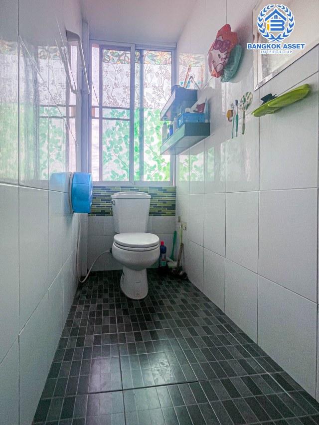 *****อาคารพาณิชย์มือสอง 4 ชั้น ติดถนนวงศ์สว่าง สภาพภายในสวย เนื้อที่ 15.50 ตร.ว. ฟังก์ชัน 4 ห้องนอน ทำเลดีตั้งอยู่บนย่านชุมชน เหมาะสำหรับการลงทุนทำธุรกิจ เดินทางง่ายเข้า-ออกได้ทั้ง ถนนวงศ์สว่าง, รัตนาธิเบศร์, ถนนประชาชื่น ใกล้ทางด่วน "ศรีรัช"