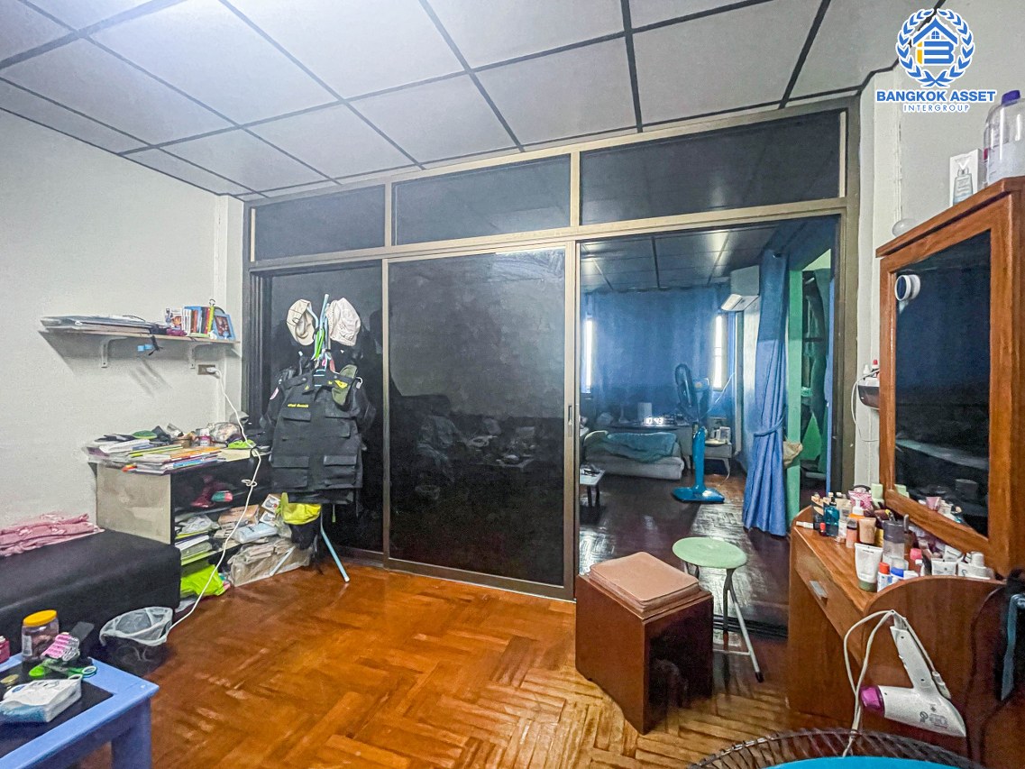 *****อาคารพาณิชย์มือสอง 4 ชั้น ติดถนนวงศ์สว่าง สภาพภายในสวย เนื้อที่ 15.50 ตร.ว. ฟังก์ชัน 4 ห้องนอน ทำเลดีตั้งอยู่บนย่านชุมชน เหมาะสำหรับการลงทุนทำธุรกิจ เดินทางง่ายเข้า-ออกได้ทั้ง ถนนวงศ์สว่าง, รัตนาธิเบศร์, ถนนประชาชื่น ใกล้ทางด่วน "ศรีรัช"